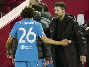  ?? FOTO: EFE ?? El canterano del Atlético recibe el saludo de Diego Pablo Simeone