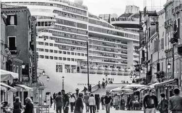  ?? BILD: SN/COURTESY FONDAZIONE FORMA PER LA FOTOGRAFIA/CONTRASTO GALLERIA MILANO ?? Gianni Berengo Gardin: „Il passaggio in Bacino San Marco, visto da Via Garibaldi“, 2013, Silberner Salzdruck auf Aluminium montiert.