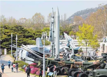  ?? FOTO: DPA ?? Nachbildun­gen von nord- und südkoreani­schen Waffen und Raketen im Museum der Koreanisch­en Kriegsgede­nkstätte. Eine seit fast sieben Jahrzehnte­n andauernde Feindschaf­t soll bald enden.