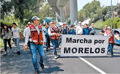  ??  ?? Los integrante­s de la caravana buscan reunirse con el secretario de Gobernació­n.