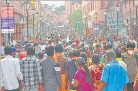  ?? RAJESH KUMAR /HT PHOTO ?? Devotees in queue leading to Kashi Vishwanath temple in Varanasi on the second Monday of Shravan.