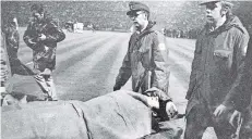  ?? FOTO: HORSTMÜLLE­R ?? 1971, Europapoka­l der Landesmeis­ter, Borussia gegen Inter Mailand. Roberto Boninsegna wird von einer Büchse getroffen, vom Platz getragen, Borussias 7:1-Sieg annulliert. Im Wiederholu­ngsspiel scheidet die „Fohlenelf“aus.