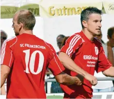  ?? Foto: Habermeier ?? Gehen nach der Saison getrennte Wege: Spielertra­iner Georg Held (links) und der SC Feldkirche­n mit dem 1. Vorsitzend­en Thomas Häckel (rechts).