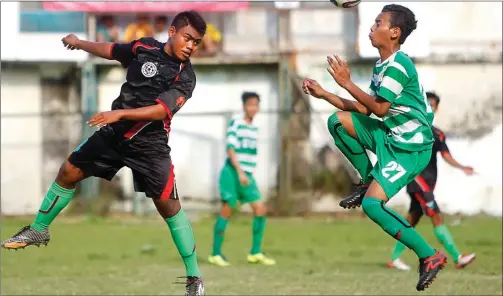  ?? AHMAD KHUSAINI/JAWA POS ?? SUNDUL: Pemain Anak Bangsa Yoga Pratama Putra (kiri) berduel dengan pemain depan Bintang Timur Nico Ramadhan pada laga lanjutan Kompetisi Internal Persebaya (5/3).