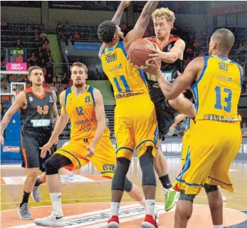  ?? FOTO: HÖRGER ?? Ratiopharm Ulm im Basketball-Euro-Cup gegen Gran Canaria. Ulms Kapitän Per Günther am Ball.