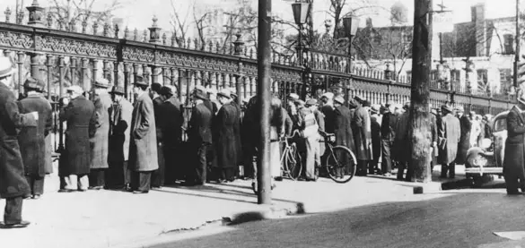  ??  ?? A crowd peers through the fence around Osgoode Hall in Toronto on November 3, 1936. The onlookers were trying to catch a glimpse of contestant­s arriving to present their case for winning the stork derby prize.