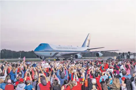  ??  ?? ► El avión presidenci­al en la pista de aterrizaje en la que Donald Trump realizó un mitin en Ohio.