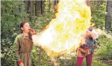  ?? FOTO: ARCHIV ?? Bei der Mitmach-Feueraktio­n auf dem Campus Galli hat jeder Besucher die Möglichkei­t, selbst Feuer zu spucken.