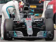  ??  ?? Hamilton despondent after hydraulic failure