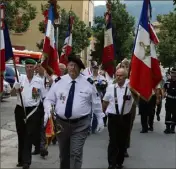  ??  ?? Le cortège arrivant de la mairie.