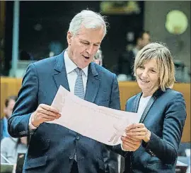  ?? STEPHANIE LECOCQ / EFE ?? Barnier, con la ministra francesa para Europa, Mariellede Sarnez