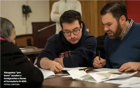  ?? FOTOS: CORTESÍA ?? Abogados “pro bono” ayudan a inmigrante­s a llenar el formulario N-400./ El apoyo legal se proporcion­a hasta el final de proceso.