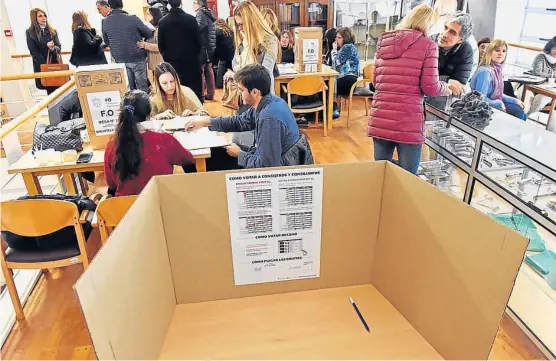  ?? (RAIMUNDO VIÑUELAS) ?? Cuarto oscuro. Así estuvieron dispuestos los lugares para la emisión de los votos docentes en la Facultad de Odontologí­a.