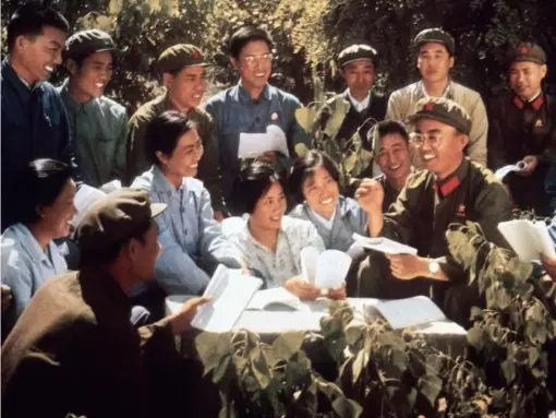  ??  ?? Chinese youth and red guards study copies of Mao’s ‘Little Red Book’ in a picture released in 1971 (Getty)