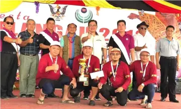  ??  ?? Sempurai (standing fourth right) poses with the winner of Rafting Challenge for non-government­al organisati­on (NGO) category – Team Klub Menyumpit Sibu (KMS).