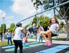  ?? Hansel Vásquez ?? Un grupo de niños juega en uno de los parques habilitado­s en el Distrito.