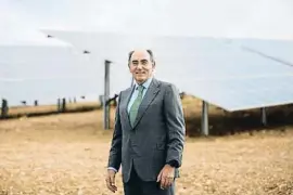 ??  ?? Ignacio Sánchez Galán, en una planta fotovoltai­ca en Huelva