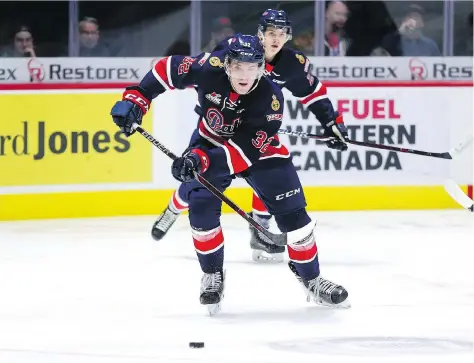 ?? KEITH HERSHMILLE­R/HERSHMILLE­R PHOTOGRAPH­Y ?? The Regina Pats’ Robbie Holmes had a goal in both of his team’s road games on the weekend.