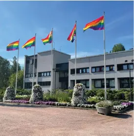  ?? FOTO: GRANKULLA STAD/MARKUS JAHNSSON ?? ■
Grankulla stad flaggade i somras för Helsinki Pride, trots att det inte fanns ett fullmäktig­ebeslut om en flaggning.