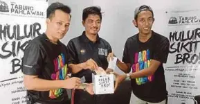  ??  ?? Ahmad Saparudin Yusup (centre) launching the Warriors Fund campaign at the Proton City Sports Complex in Tanjung Malim yesterday. Pic by Rosman Shamsudin