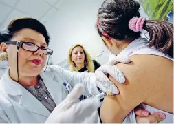  ??  ?? Obbligo I bimbi che non sono in regola con il calendario vaccinale verranno respinti