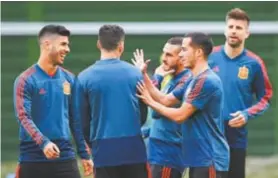  ??  ?? Jogadores espanhóis brincam durante treino: empate hoje garante vaga