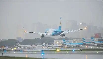  ?? H. ZENTENO ?? El Boeing 757-256, ayer, en el aeropuerto metropolit­ano, tras la maniobra peligrosa