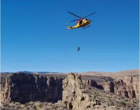  ?? ?? Les équipages de 439 ESC pratiquent une récupérati­on de levage d’un technicien en médecine aéronautiq­ue (MedTech) au-dessus d’un canyon ouvert dans le comté de Clark au Nevada lors de l’exercice Bengale Alpin.
