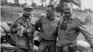  ??  ?? Amigos desde la Guerra Civil Española: Capa (izq.) y Ernest Hemingway (der.) en camino con las tropas de EE.UU. en Francia en julio de 1944.