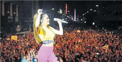  ?? PEDRO LÁZARO FERNÁNDEZ ?? En la avenida Corrientes. La cantante le puso el broche a una tarde con recitales.