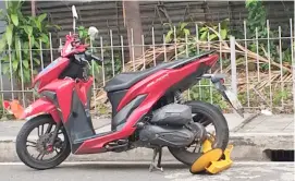  ?? PHOTOGRAPH BY JON GAMBOA FOR THE DAILY TRIBUNE ?? FOR being illegally parked, a motorcycle is clamped along Arellano Street, Barangay Palanan, Makati City.