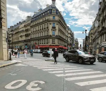  ?? Foto: Michael Evers, dpa ?? Paris führt fast überall Tempo 30 auf den Straßen der Stadt ein. Das sollte reichen, denn die Durchschni­ttsgeschwi­ndigkeit der Au‰ tos liegt bei 11,6 Kilometern pro Stunde.