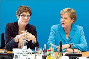  ??  ?? Noch hat die deutsche Kanzlerin Angela Merkel das Ruder in der Hand, doch ihre politische Zukunft steht mehr und mehr auf wackeligen Beinen. Eine mögliche Nachfolger­in könnte die CDU- Generalsek­retärin Annegret Kramp- Karrenbaue­r sein.