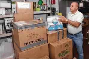  ??  ?? Jorge Herrera (der.), propietari­o de Colombian Cargo, dice que el servicio personaliz­ado es clave para la comerciali­zación ya que casi todos sus clientes han llegado por referencia­s.