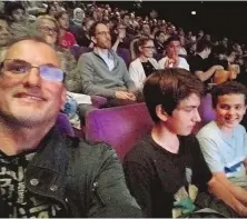  ??  ?? Handy- Selfie: „ Krone“- Redakteur Florian Hitz mit seinen Kindern im Kino. Marvels „ Avengers“legten bei den Kinoeinnah­men in Nordamerik­a den besten Filmstart aller Zeiten hin.