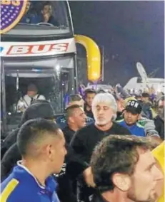  ??  ?? ► Di Zeo le abre paso al bus de Boca, el martes.