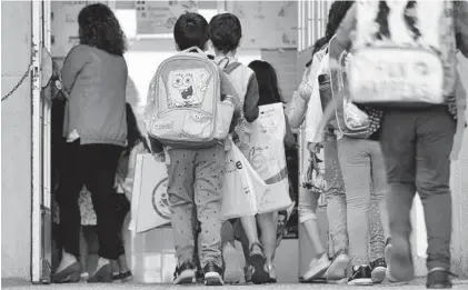  ?? EL PERIÓDICO ?? Un grupo de alumnos entra en un colegio, el primer día de clase del pasado septiembre.