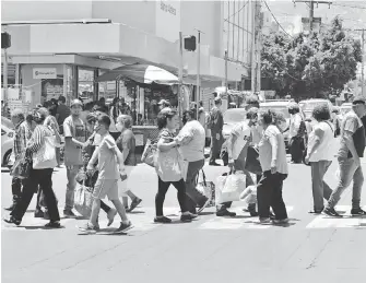  ?? /ROBERTO RODRÍGUEZ ?? Con la reactivaci­ón económica de algunos comercios, el Centro de la ciudad presenta desde hace algunos días una mayor movilidad