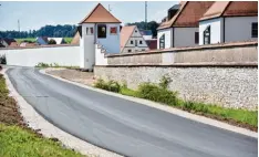  ??  ?? Mehrere Hundert Meter lang ist die neue Straße, die entlang der südlichen Gefäng nismauer zur Baustelle führt.