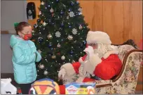  ?? JUSTIN COUCHOT — ENTERPRISE-RECORD ?? Kaylee Pulley, 7, talks with Santa at the Fifth Annual Christmas Party for Kids on the Ridge hosted by the Paradise Lions Club and Paradise Veterans at the Veterans Memorial Hall in Paradise on Saturday.