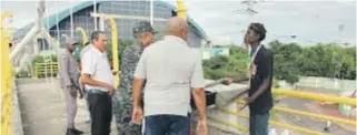  ??  ?? Momento en que el gobernador junto a miembros de la Policía Nacional desalojan al haitiano.