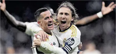  ?? Violeta Santos Moura / Reuters ?? Modric, felicitado por Lucas, celebra el gol del triunfo del Madrid, ayer en el Bernabéu contra el Sevilla.