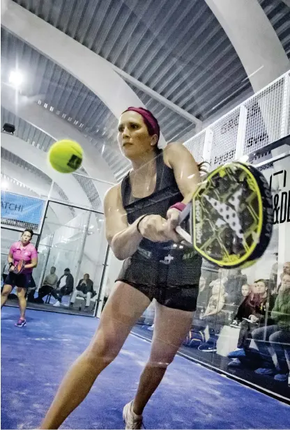  ?? Bild: JARI VÄLITALO ?? BÄST I SVERIGE – IGEN. Efter att tidigare ha vunnit Sm-guld i tennis och bordtennis fullbordad­e Sofia Arvidsson sitt hattrick i guldsporte­r genom att vinna padel-sm i par med Anna Svedenhov, Helsingbor­g.