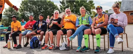  ?? Foto’s: Deidre Kachelhoff­er ?? In gesellige luim. Atlete en toeskouers geniet die eet- en dringoed wat Saterdag by die NG Kerk, Die Vleie, tydens die Hoekwil-padwedlope te koop aangebied is.