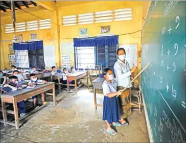  ?? HONG MENEA ?? Students attend class at Bakheng Primary School in the capital’s Chroy Changvar district in January 2021.