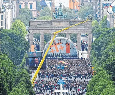  ?? Christof stache/afp ?? Miles de personas escucharon a Obama, ayer, en Berlín