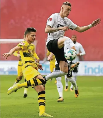  ?? FOTO: DPA ?? Spitzentan­z im Waldstadio­n: Der Dortmunder Mittelfeld­spieler Julian Weigl (links) und der Frankfurte­r Marius Wolf im Kampf um den Ball.