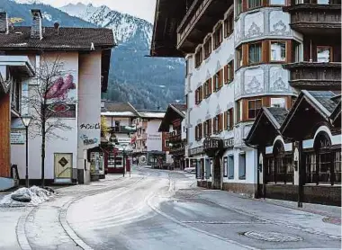  ?? Foto: dpa ?? Im Ringen gegen eine Ausbreitun­g der Corona-Mutationen verhängt die Regierung in Wien im Bundesland Tirol – hier im Bild Mayrhofen – nun doch schärfere Maßnahmen.