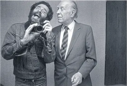  ??  ?? Así empezó todo: la primera foto de la serie, con Borges, hace sentir a Szinetar un poco argentino