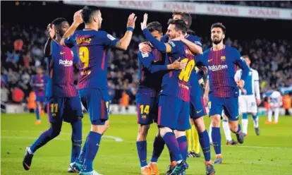  ?? JOSEP LAGO, AFP ?? Los jugadores del Barcelona congratula­n a Lionel Messi luego de marcar uno de sus tres goles de ayer contra el Leganés en el Estadio Camp Nou.